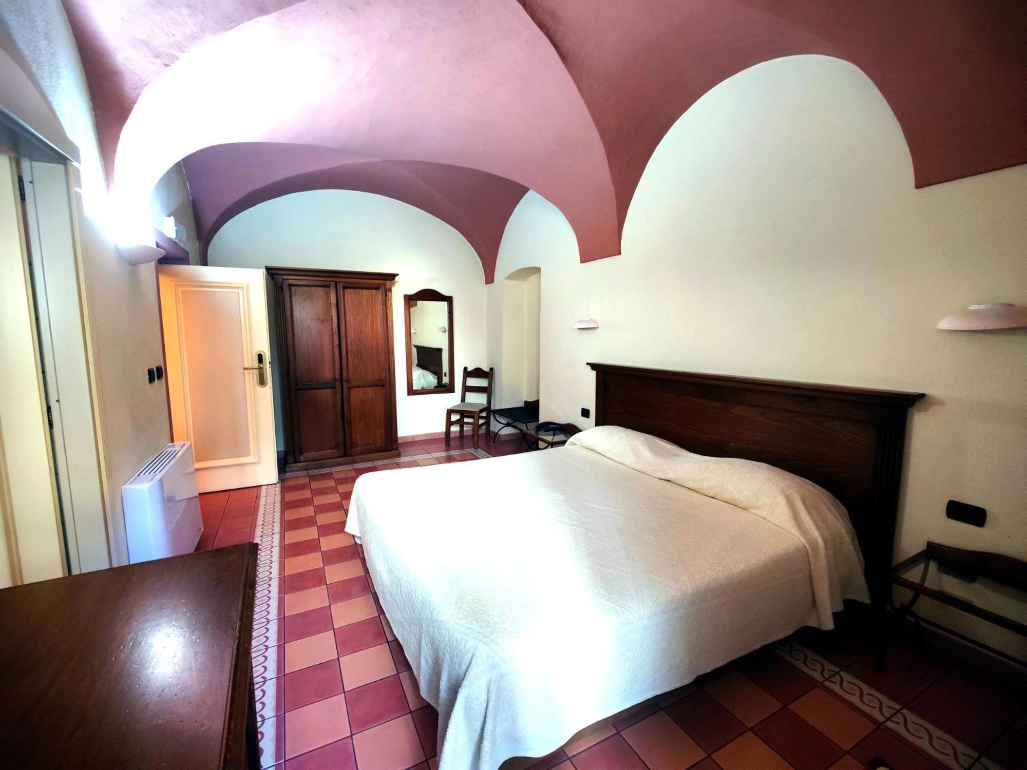 Corte Fiorita Albergo Diffuso Боса Экстерьер фото